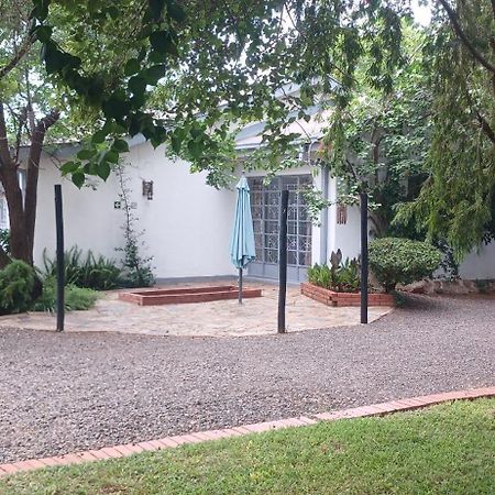 Driftwood Boutique Bed And Breakfast Lobatse Екстер'єр фото