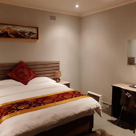 Driftwood Boutique Bed And Breakfast Lobatse Екстер'єр фото